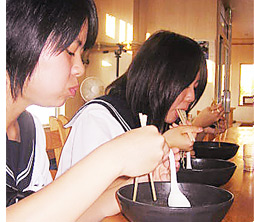 ラーメン店で出演中の女子生徒