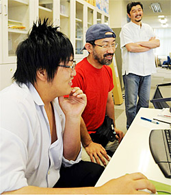 写真左が「鷲尾さん」、中央が典大さん