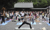 千歳神社で130人が朝ヨガ