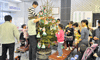 恵庭市役所でクリスマスツリー飾り付け